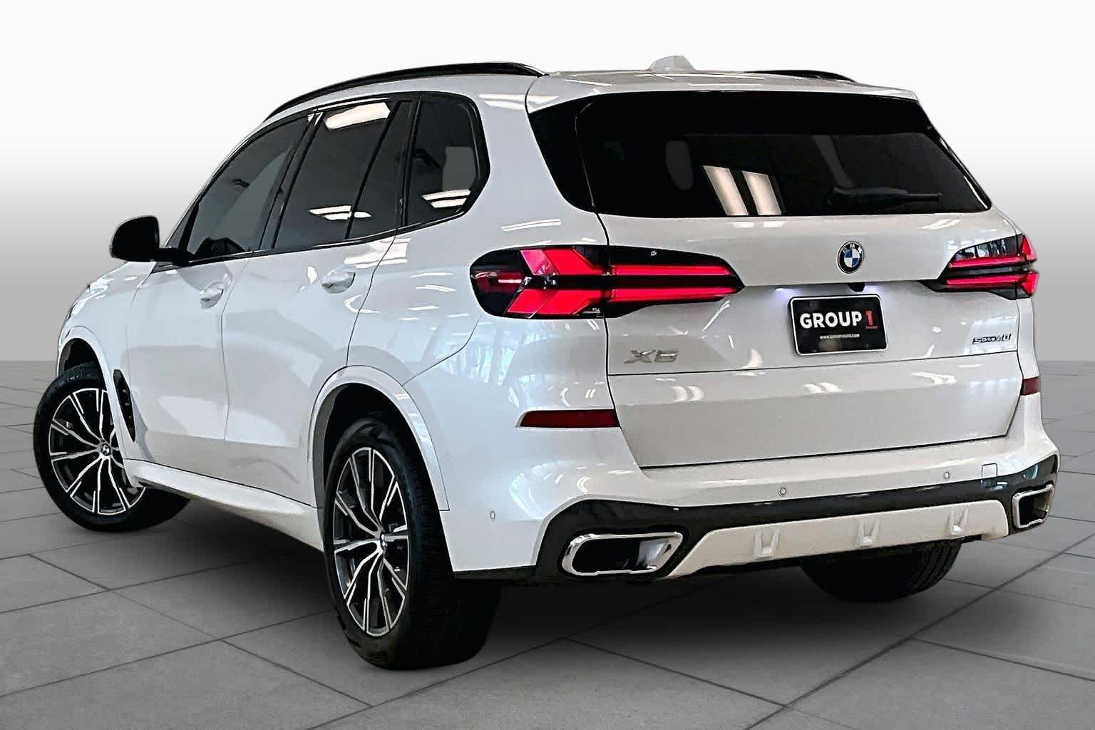 Used 2025 Mineral White Metallic BMW sDrive40i image 11