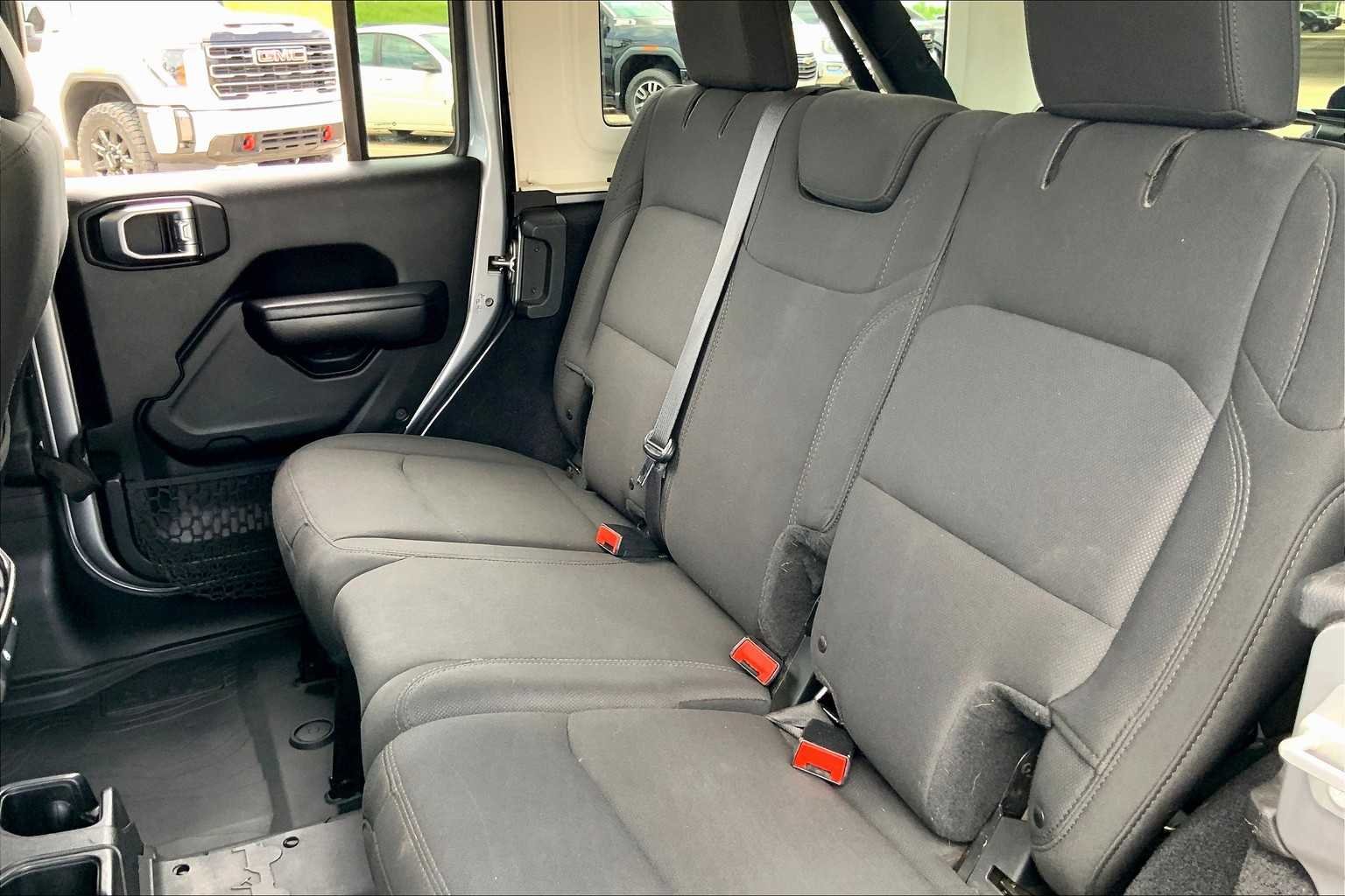 Used 2018 Billet Silver Metallic Clearcoat Jeep Sport S image 18