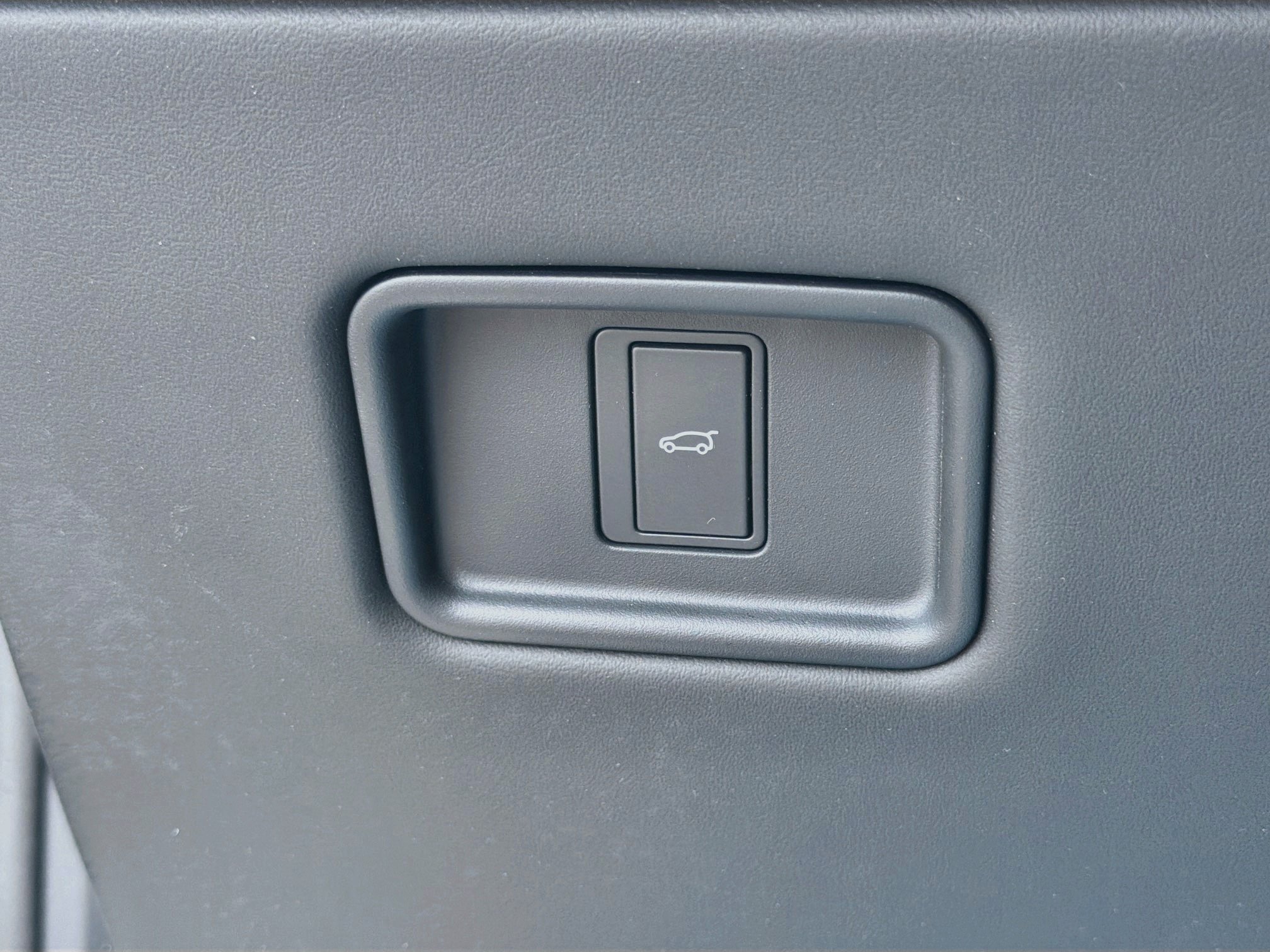 Used 2023 White Land Rover SE image 37