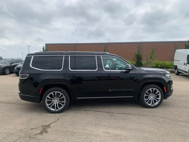 Used 2022 Diamond Black Crystal Pearlcoat Jeep Series II image 6