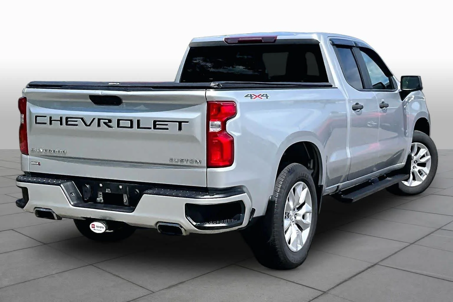 Used 2021 Silver Ice Metallic Chevrolet Custom image 13