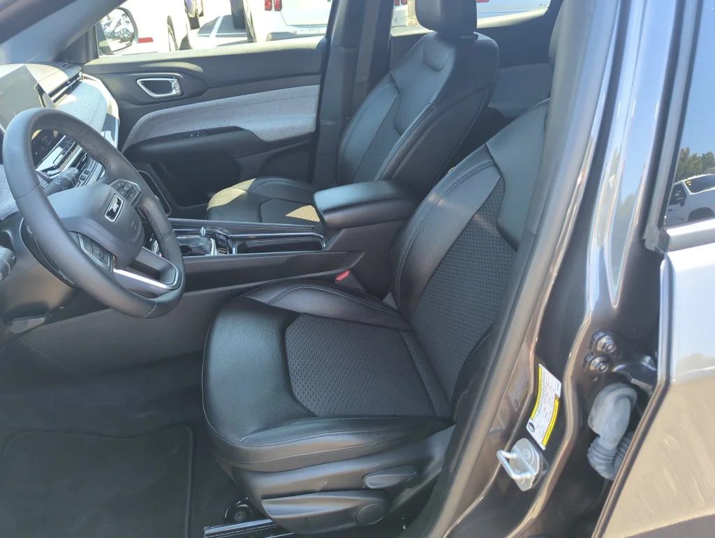 Used 2024 Gray Jeep Latitude image 12