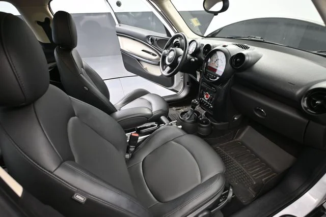 Used 2014 White MINI Paceman image 36