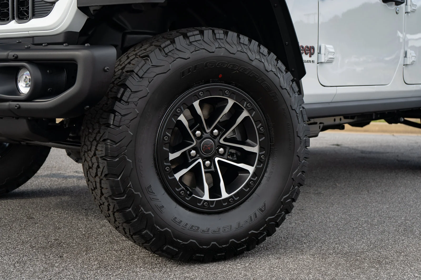 New 2027 Bright White Clear-Coat Paint Jeep Rubicon X image 8