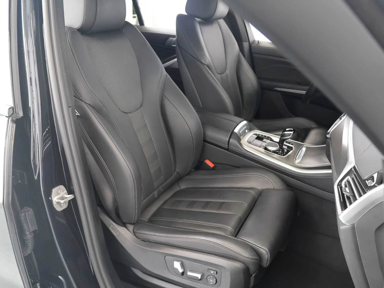Used 2022 Black Sapphire Metallic BMW sDrive40i image 12