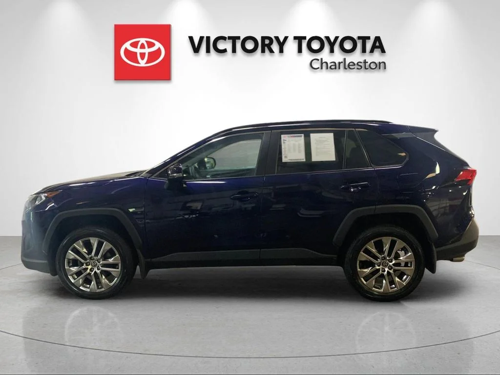 Used 2021  Toyota XLE Premium image 2