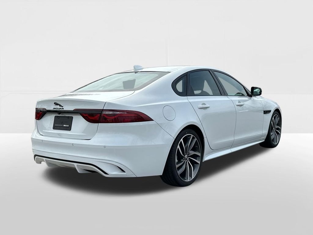 New 2024 Fuji White JAGUAR P300 R-DYNAMIC SE AWD image 4