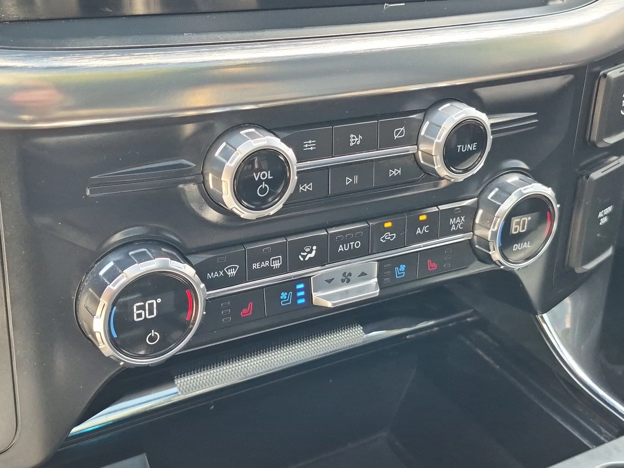 Used 2021 Silver Metallic Ford LARIAT image 22