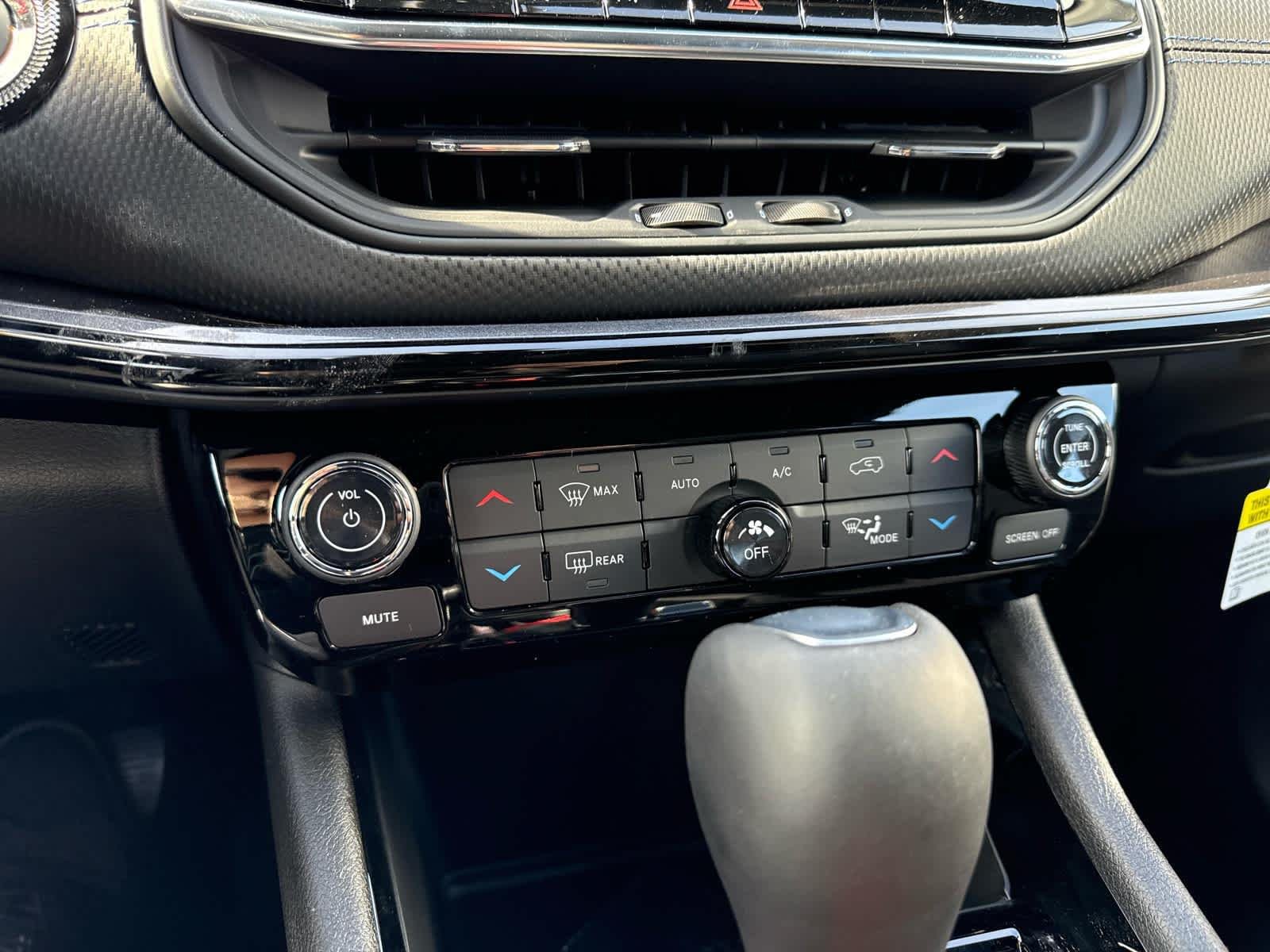 New 2026 Diamond Black Crystal Pearlcoat Jeep Latitude image 23