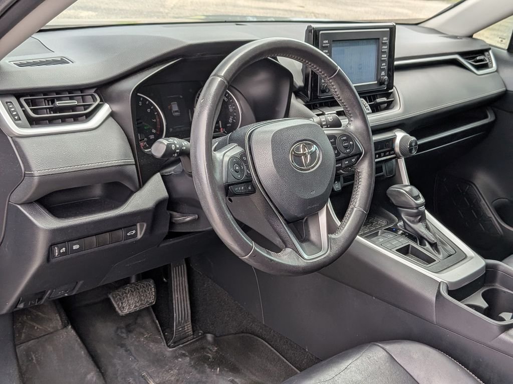 Used 2019 Silver Toyota XLE Premium image 34
