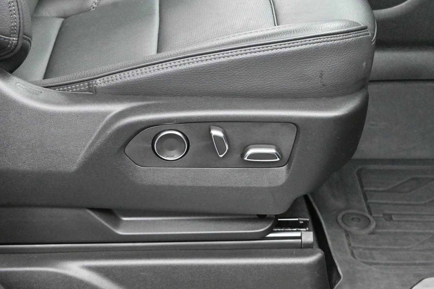 Used 2024 Onyx Black GMC Denali image 36