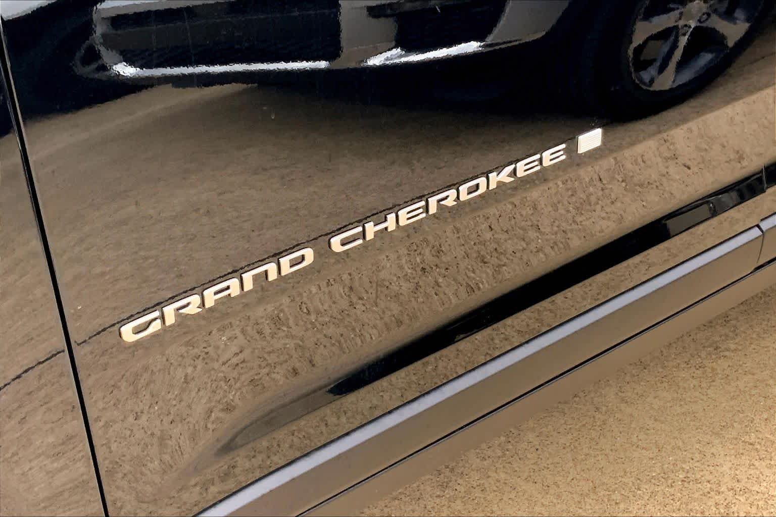 New 2026 Diamond Black Crystal Pearlcoat Jeep Laredo X image 15