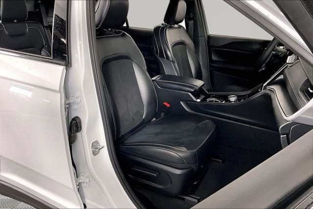 Used 2023 White Jeep Altitude image 29
