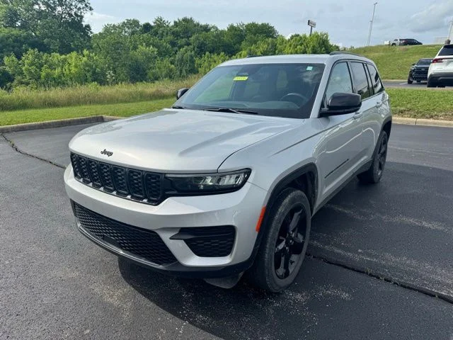 Used 2024 Silver Jeep Altitude X image 7