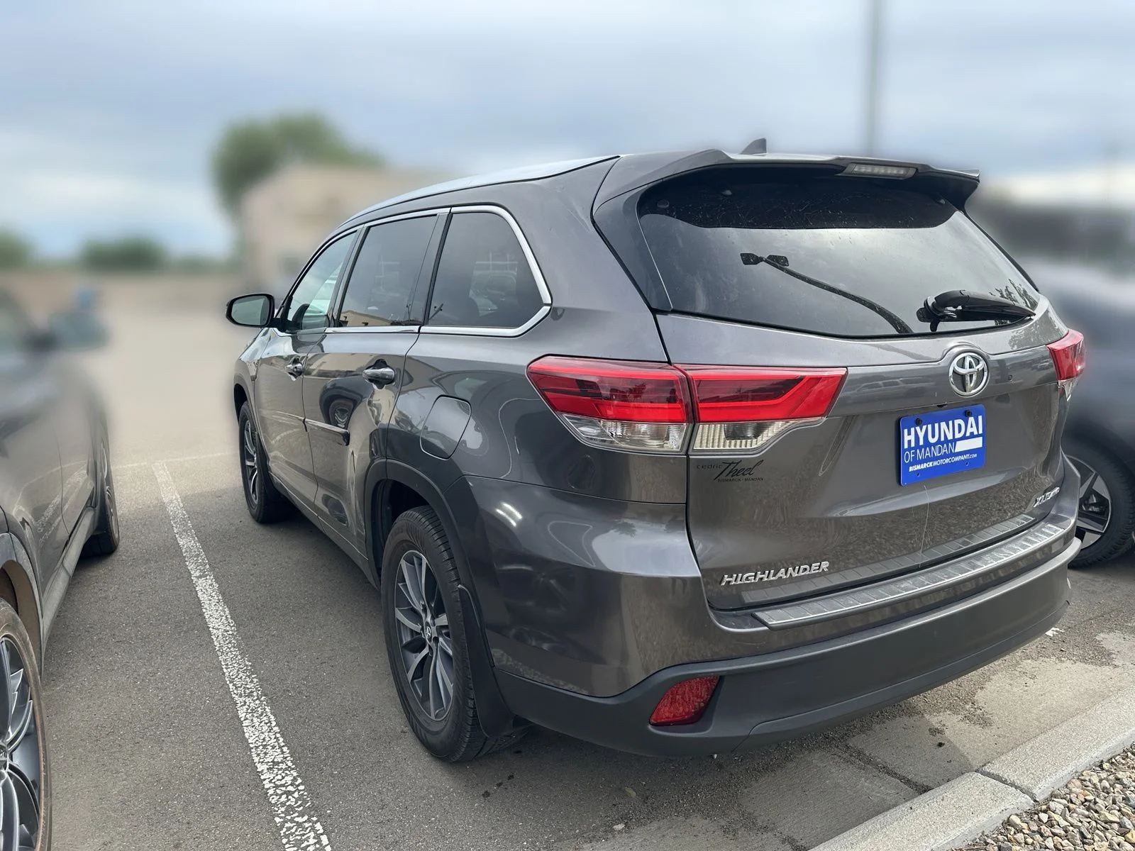 Used 2017  Toyota XLE image 4