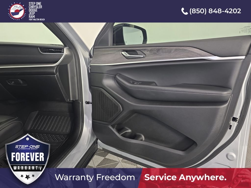 Used 2025 Silver Jeep Limited image 36