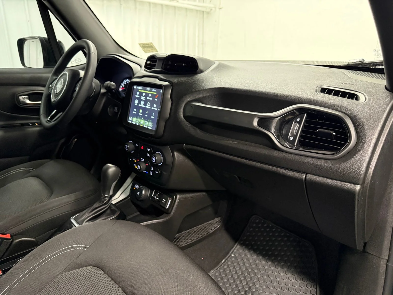 Used 2022  Jeep Altitude image 23