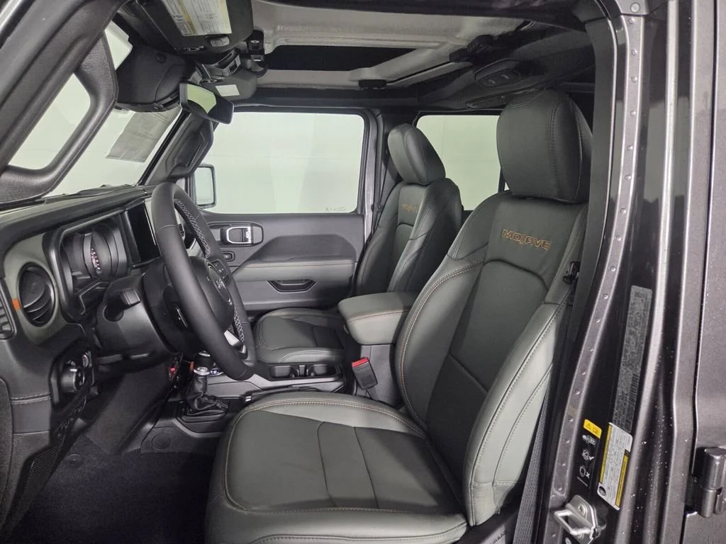 New 2026 Granite Crystal Metallic Clear-Coat Exterior Paint Jeep Mojave X image 8
