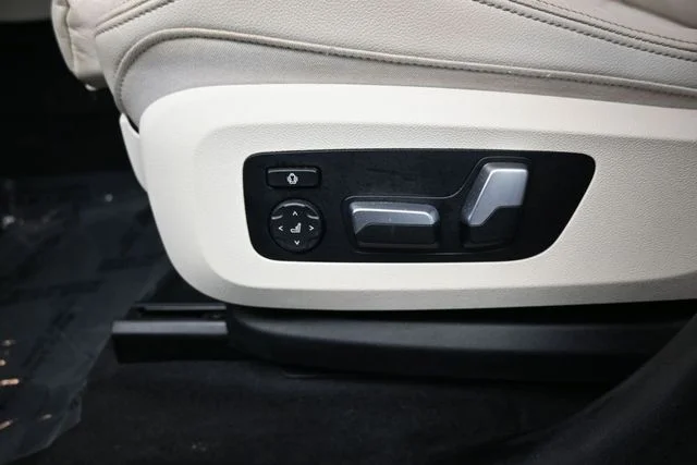 Used 2020 Black BMW sDrive40i image 27