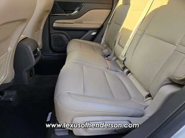 Used 2021 White Lincoln Standard image 11