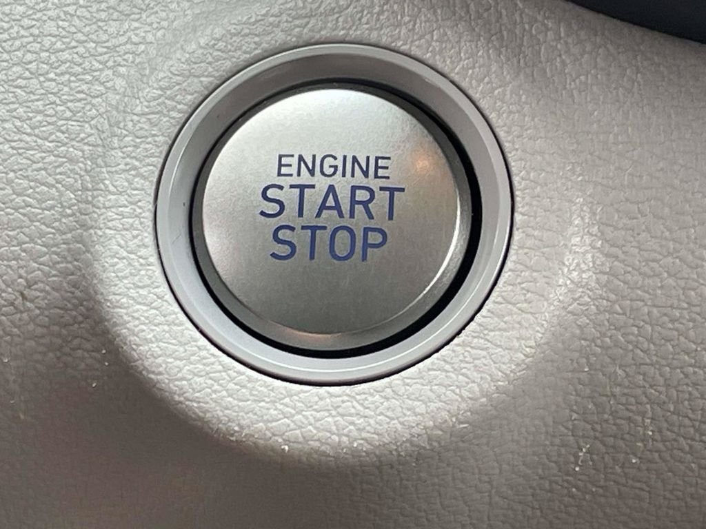 Used 2025 White Hyundai SEL image 21