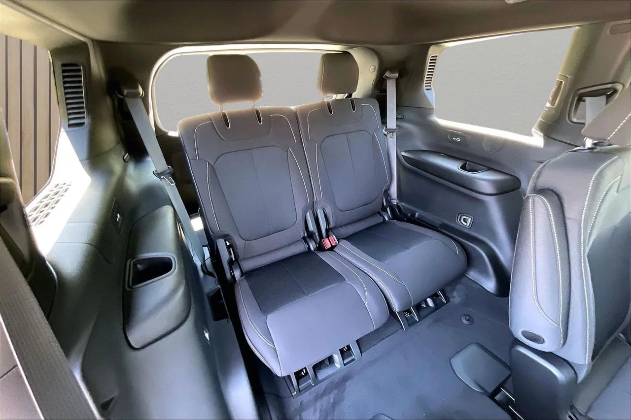 New 2026 Diamond Black Crystal Pearl-Coat Exterior Paint Jeep Laredo image 23