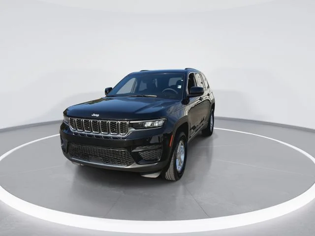 Used 2025 Black Jeep Laredo image 4