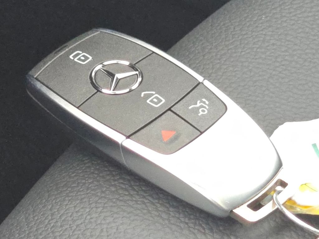 New 2026 Polar White Mercedes-Benz GLA 250 image 38