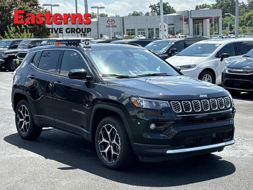 New 2026 Diamond Black Crystal Pearl-Coat Exterior Paint Jeep Limited image 3