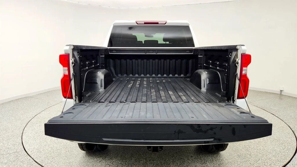 Used 2022 Iridescent Pearl Tricoat Chevrolet 4WD Crew Cab 147