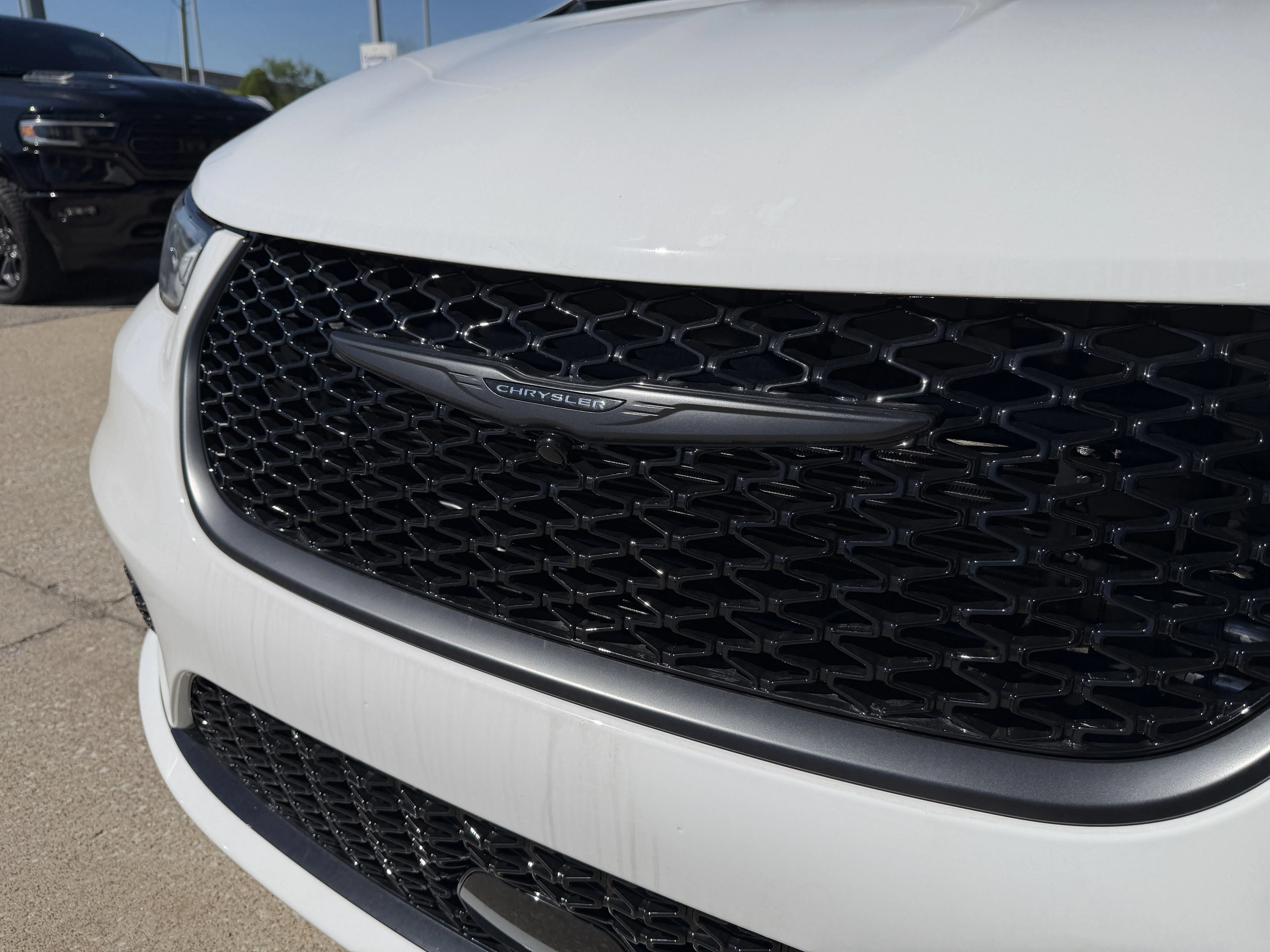 New 2026 Bright White Clear-Coat Exterior Paint Chrysler Select image 18