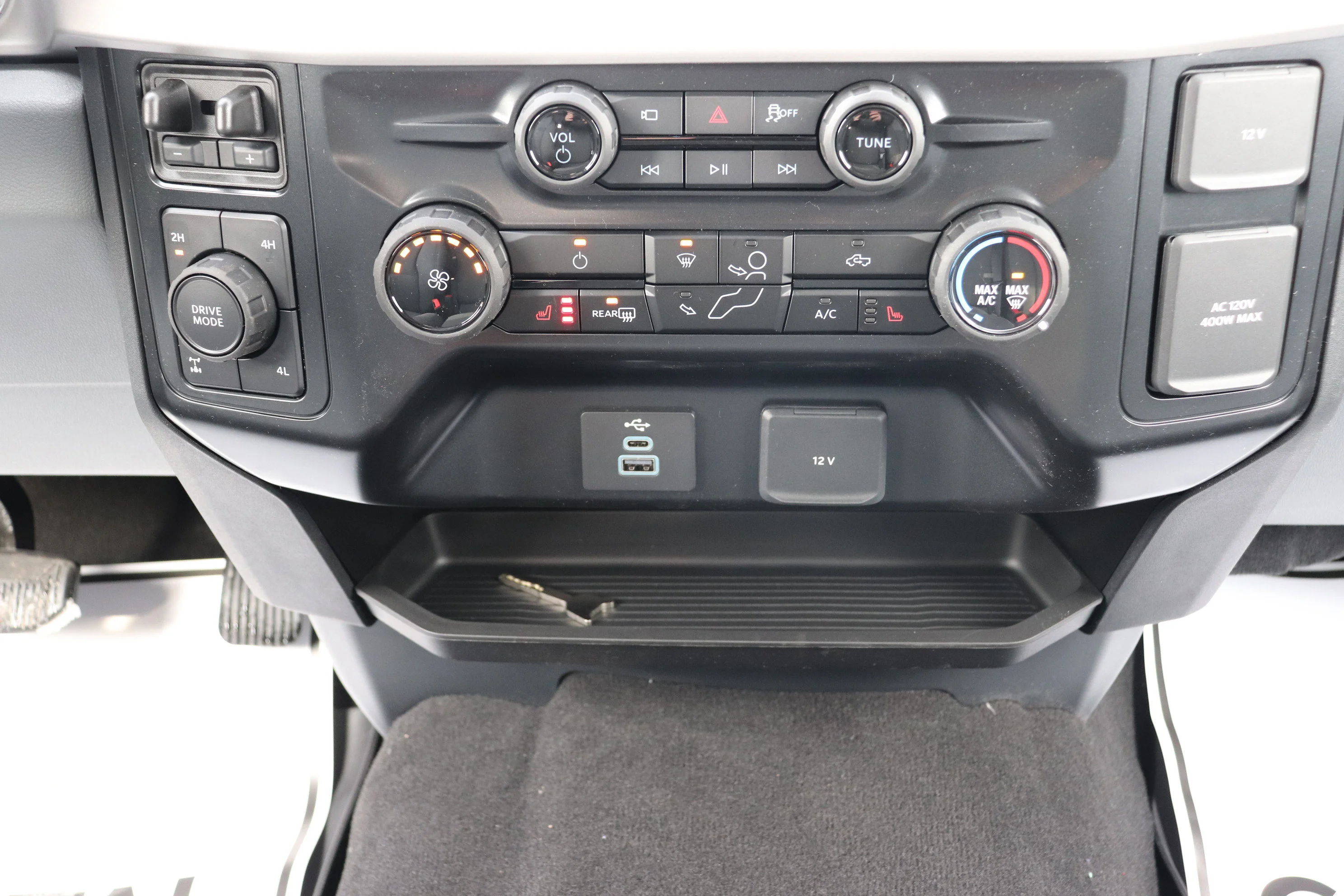 New 2026 Carbonized Grey Metallic Ford XLT image 10