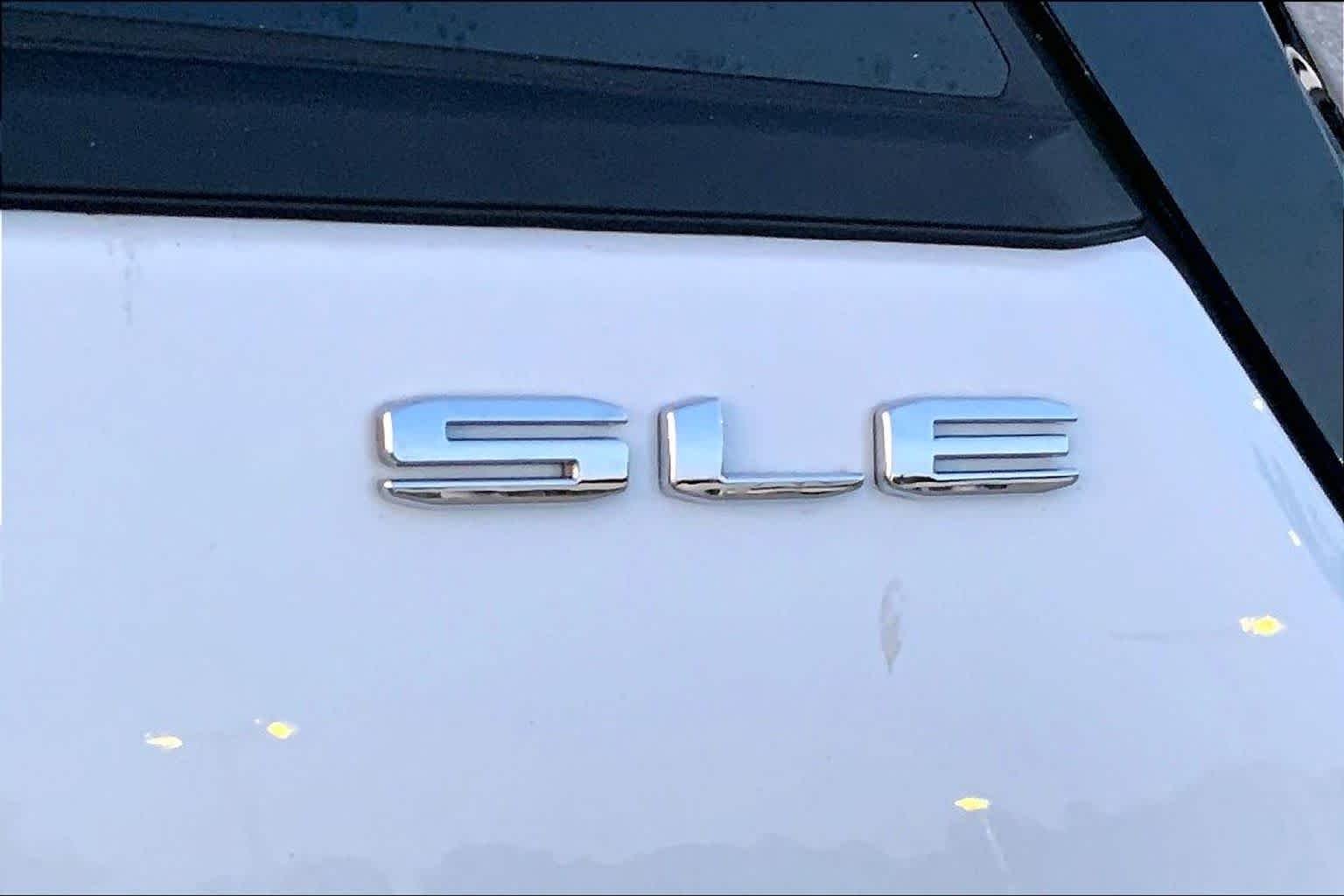 Used 2024 Summit White GMC SLE image 28