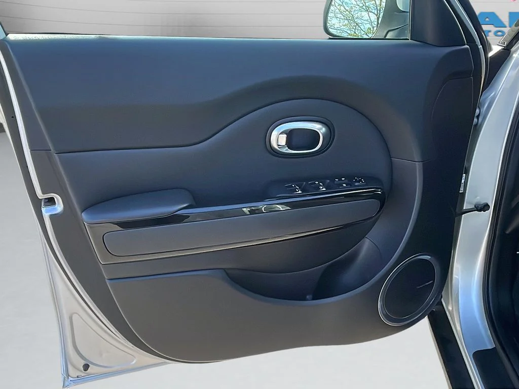 Used 2017 Silver Kia Plus image 11