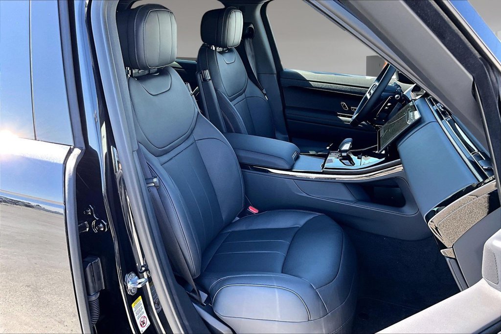 New 2027 SANTORINI BLACK Land Rover SE image 11