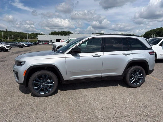 New 2026 Silver Jeep  image 4