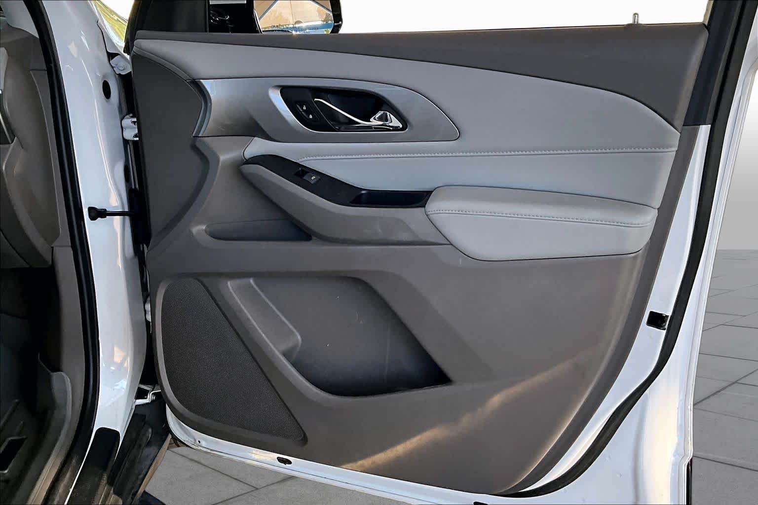 Used 2018 Iridescent Pearl Tricoat Chevrolet LT Cloth image 23