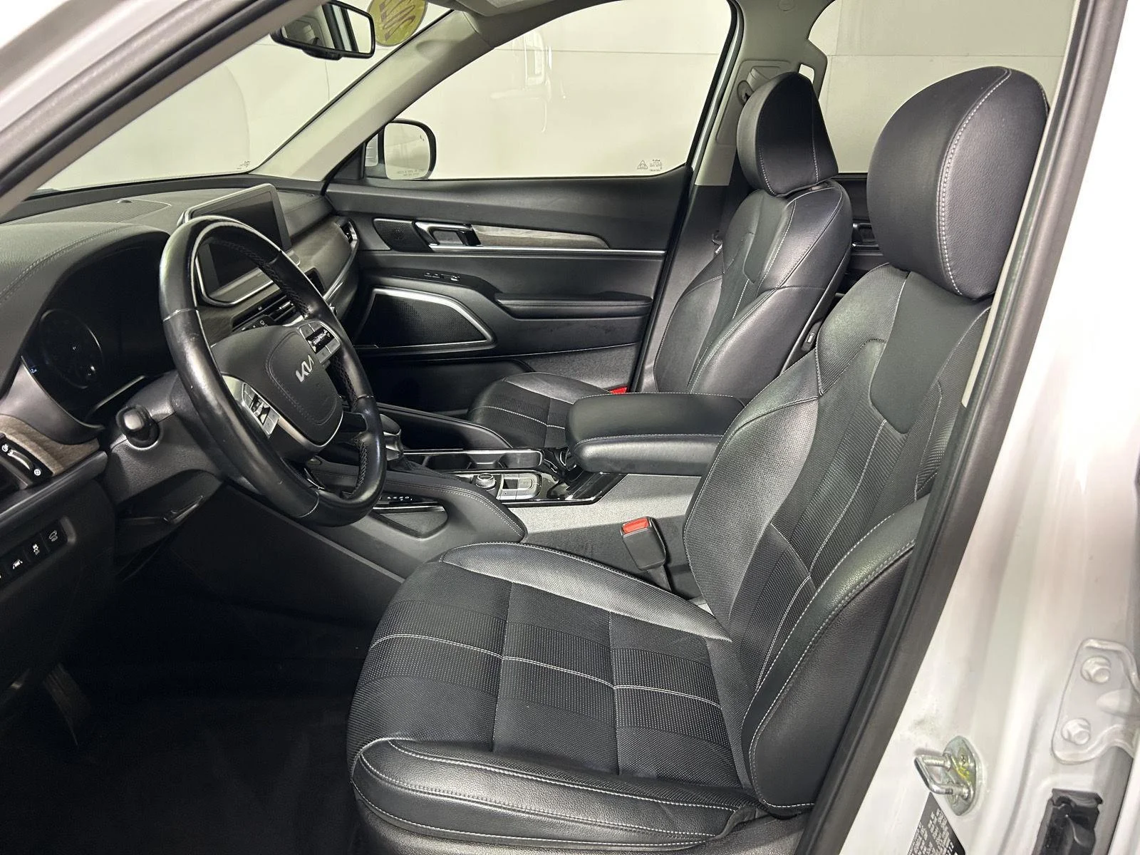 Used 2022 White Pearl Kia EX image 13