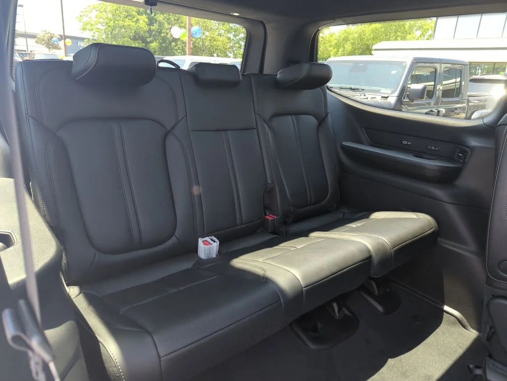 New 2026 High Gloss Black Exterior Paint Jeep Limited Reserve image 36