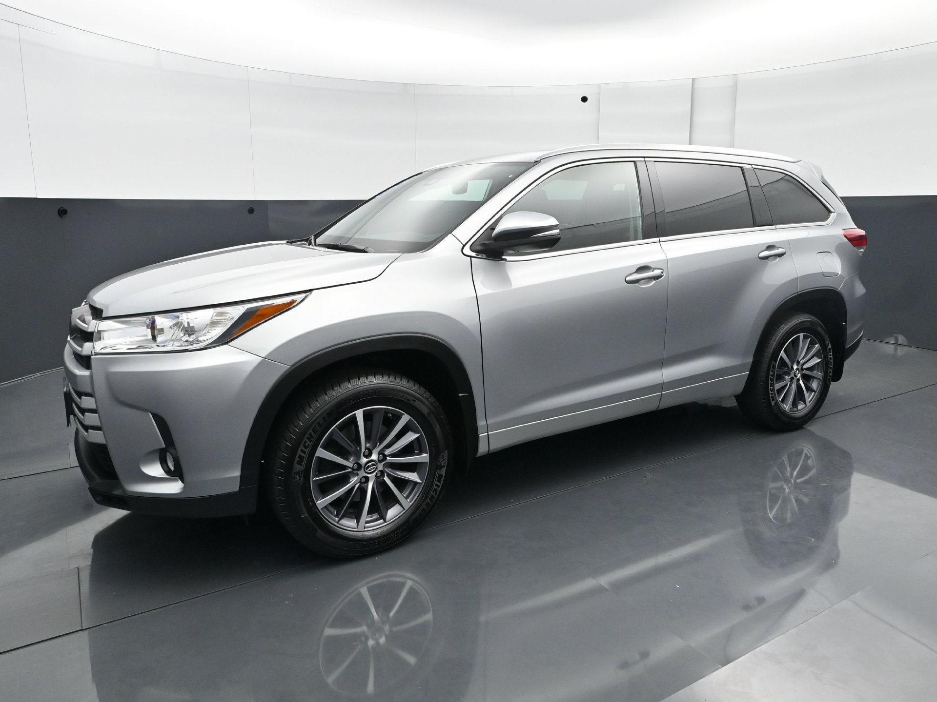 Used 2018 Toyota Highlander XLE with VIN 5TDJZRFH6JS530225 for sale in South Saint Paul, Minnesota
