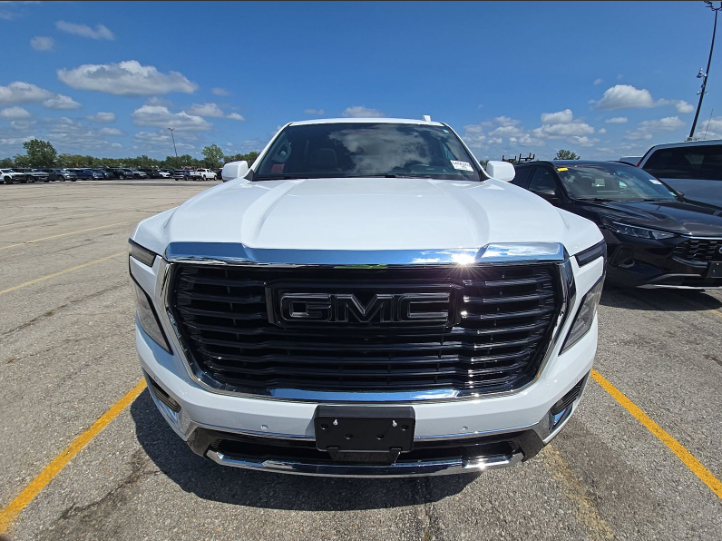 Used 2025 White GMC Elevation image 7