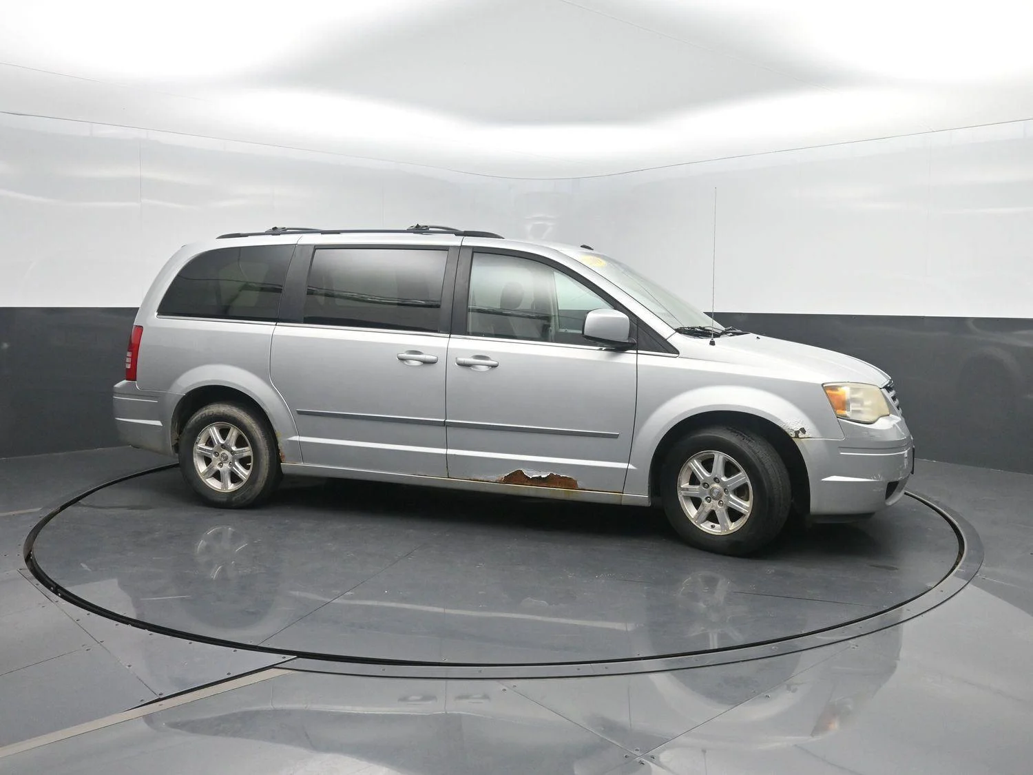 Used 2009 Bright Silver Metallic Chrysler Touring image 3