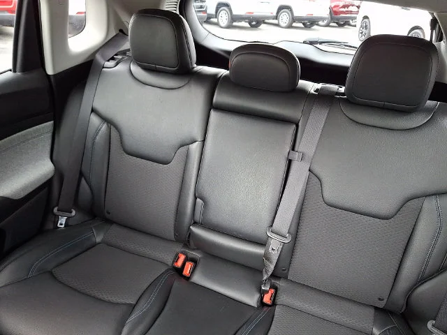 Used 2022 Red Jeep Latitude image 18