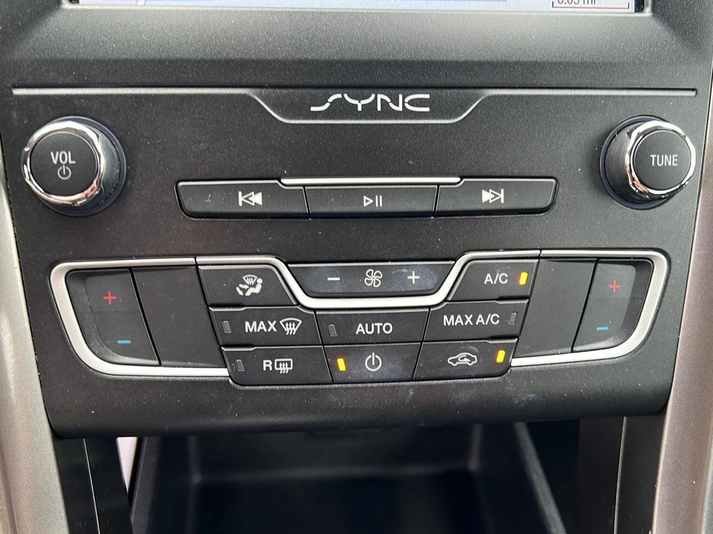Used 2019 Ruby Red Metallic Tinted Clearcoat Ford SE image 14