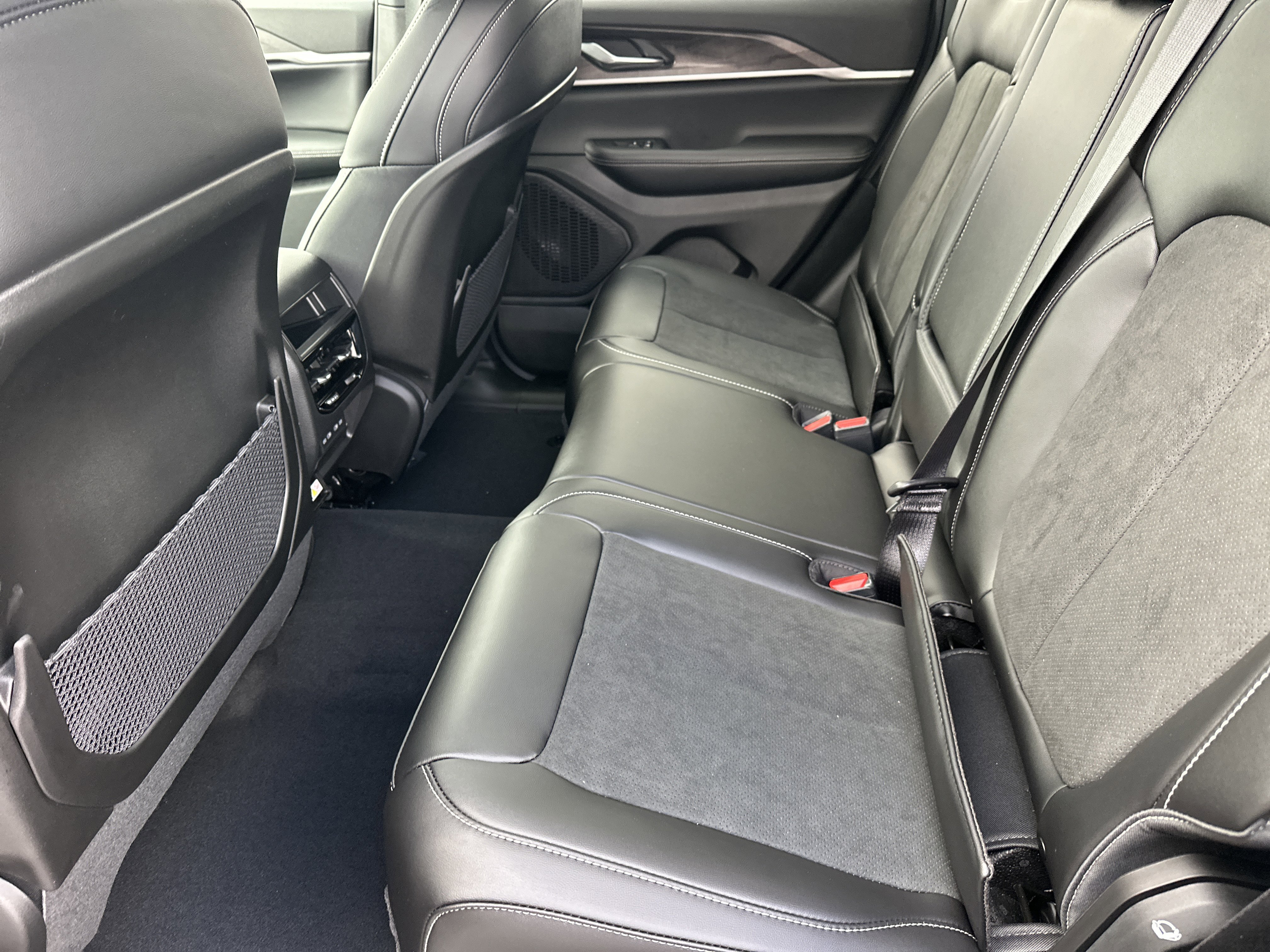 New 2026 Baltic Gray Metallic Clear-Coat Exterior Paint Jeep Laredo Altitude image 25