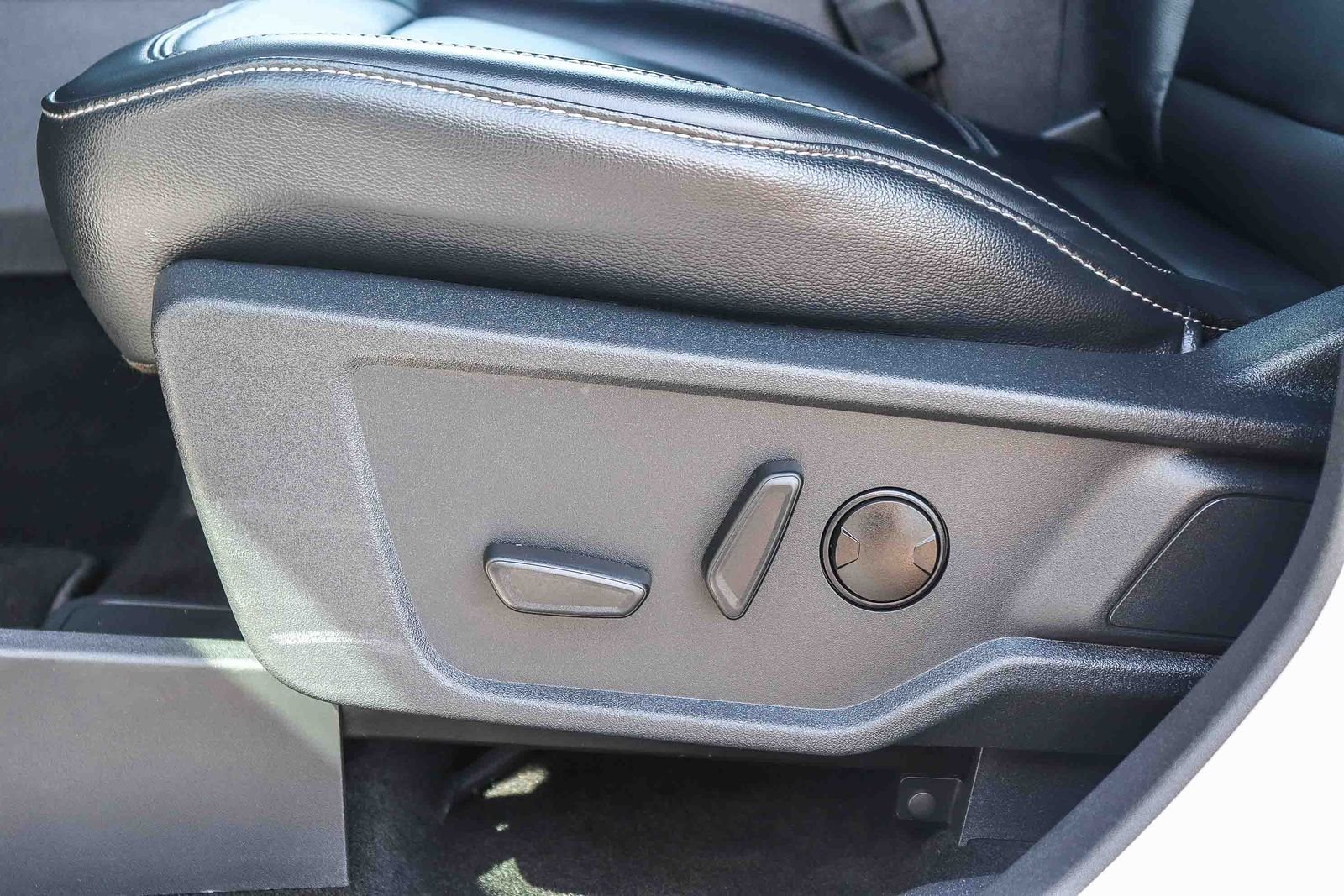 Used 2025 Oxford White Ford Outer Banks image 27