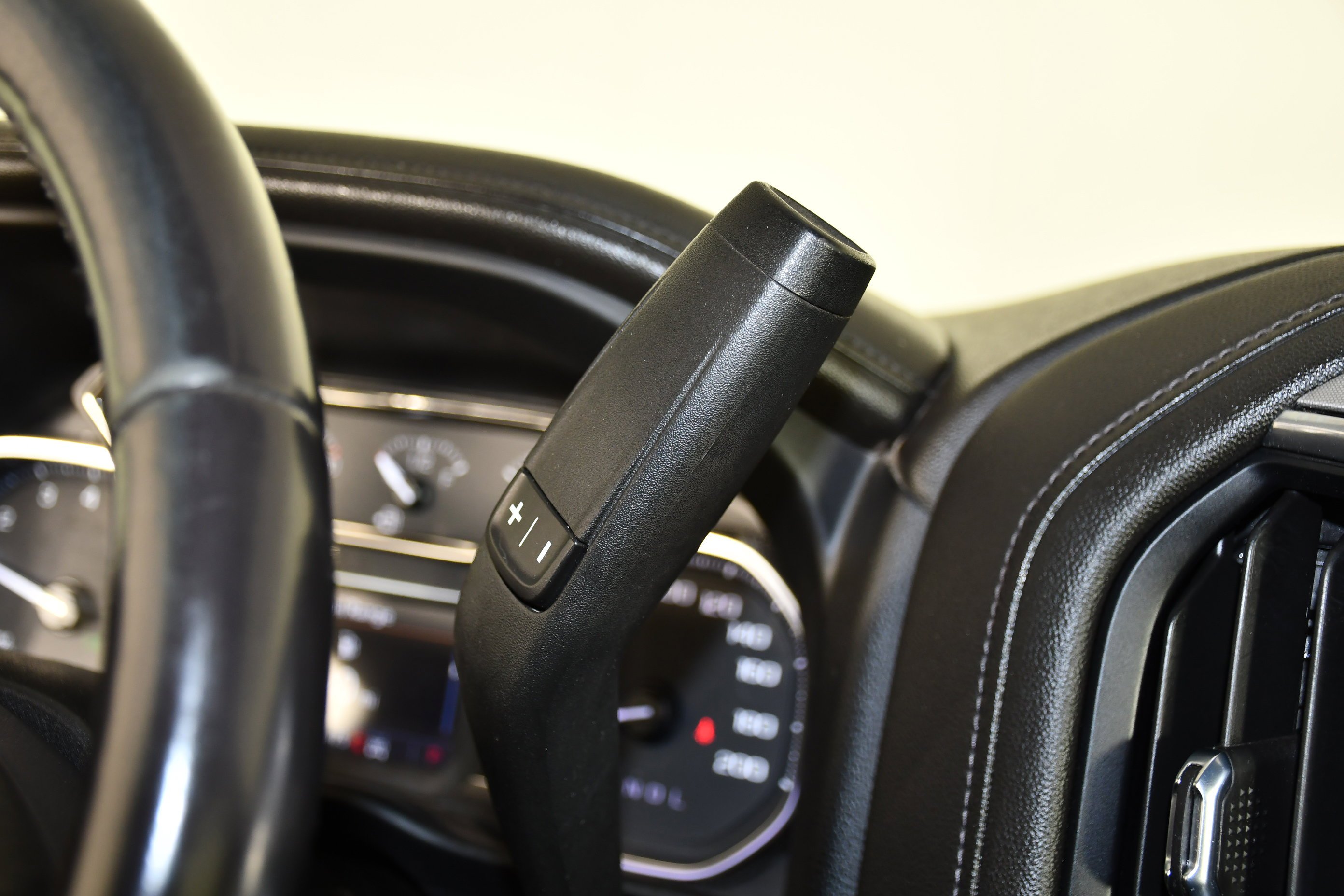 Used 2022 White GMC SLE image 26