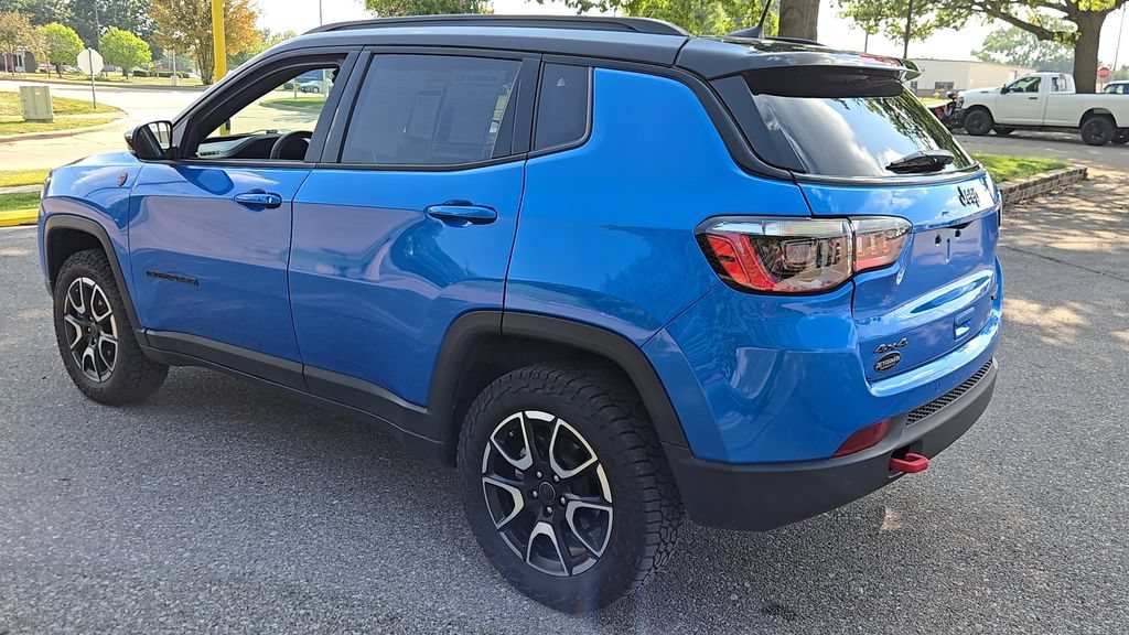 Used 2025 Hydro Blue Pearlcoat Jeep Trailhawk image 25