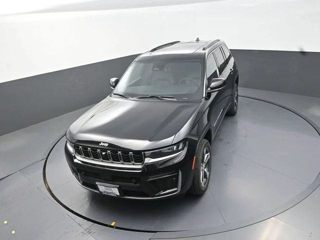 New 2026 Diamond Black Crystal Pearlcoat Jeep Limited image 13