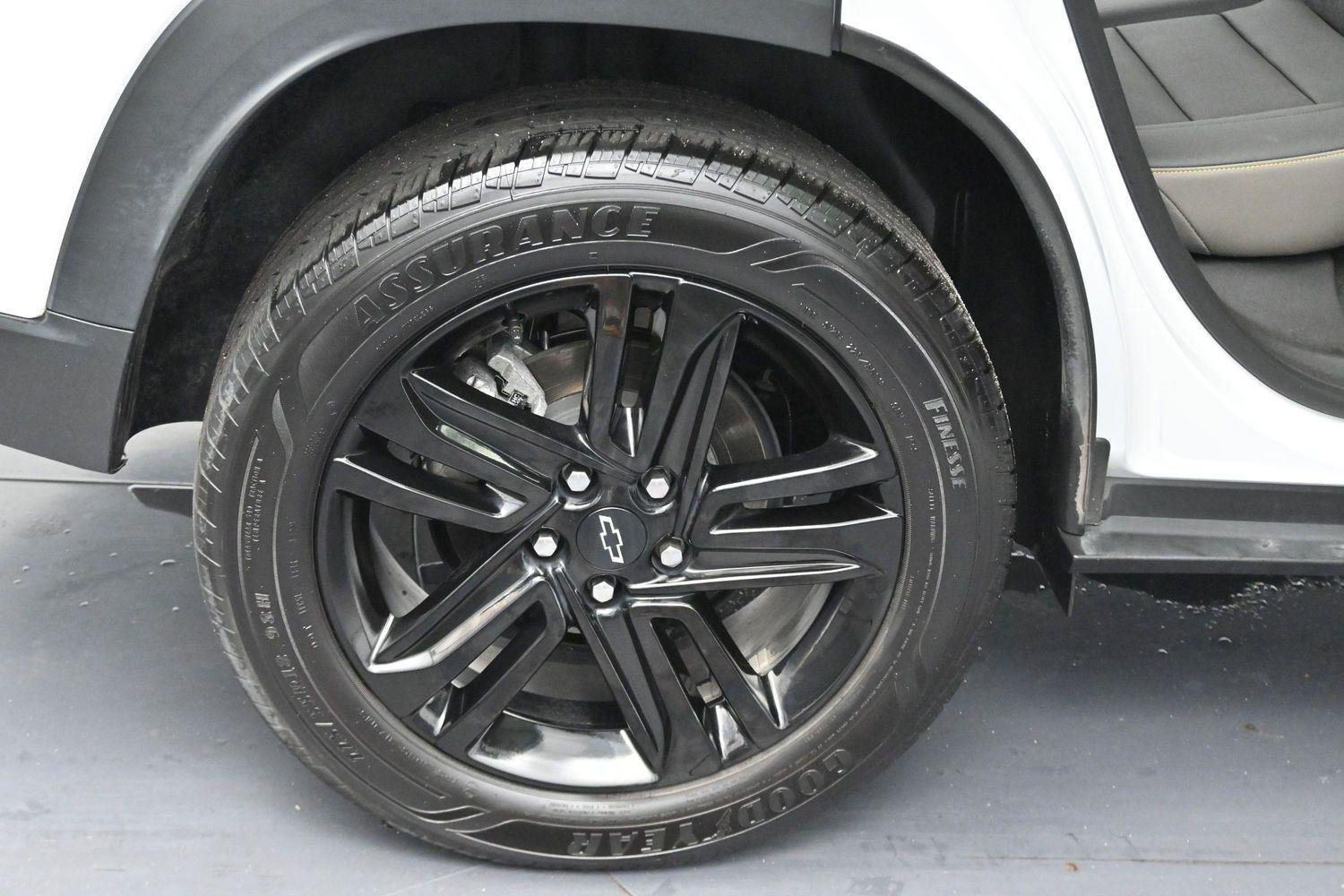 Used 2025 Summit White Chevrolet ACTIV image 31